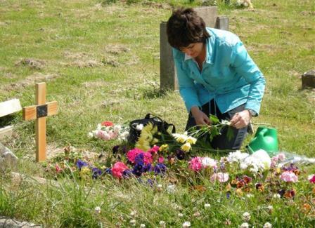 Christine at Andrews grave